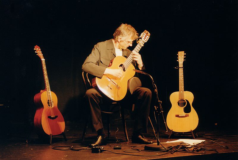 Christian Straube auf der Bühne mit 3 Gitarren