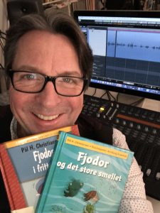 Espen Beranek Holm mit den Fjodorbüchern im Studio