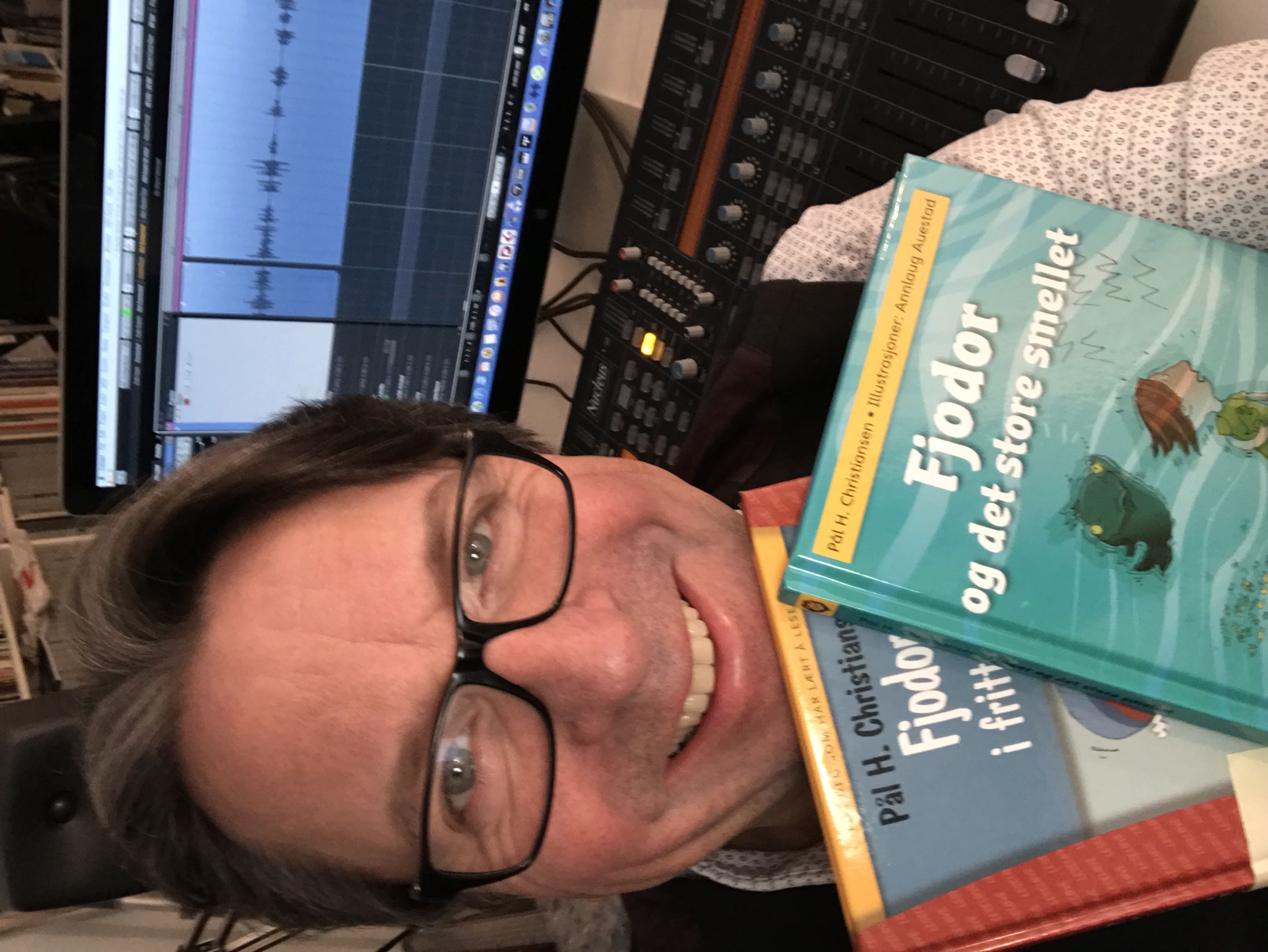 Espen Beranek Holm mit den Fjodorbüchern im Studio