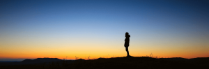 Person am Horizont bei Sonnenaufgang