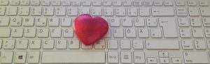 Herz auf Computertastatur