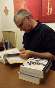 Peter MÜller signiert seine Bücher