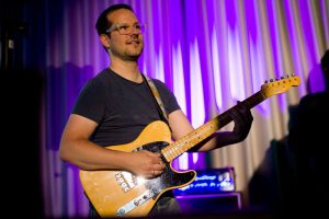 Rouven Kasten beim Gitarrespielen