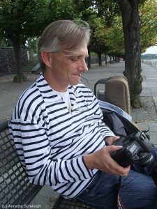 Christian Straube spielt mit Annettes Fotoapparat