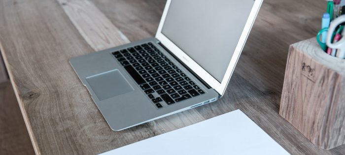 Laptop und Papier auf Schreibtisch