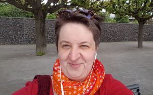 Annette mit Sonnenbrille und Kopfhörern