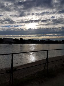 Blick von Beuel über den Rhein nach Bonn bei gewitttrigem Gegenlicht und wilden Wolken