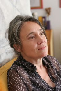 Sabria hört konzentiert zu