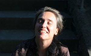 Sabria freut sich