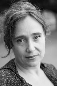 Sabria schaut in die Kamera