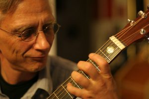 Christian Straube beim Gitarrespielen