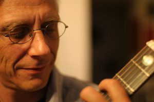 Christian Straube beim Gitarrespielen