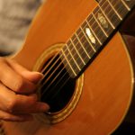 Christian Straube beim Gitarrespielen