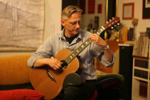 Christian Straube beim Gitarrespielen