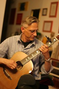 Christian Straube beim Gitarrespielen