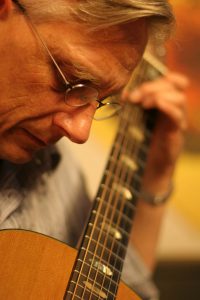Christian Straube beim Gitarrespielen