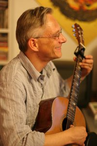 Christian Straube beim Gitarrespielen