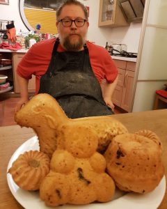 Thomas mit seinen selbstgebackenen Kuchenvariationen