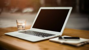 Schreibtisch mit Notebook, Schreibzeug