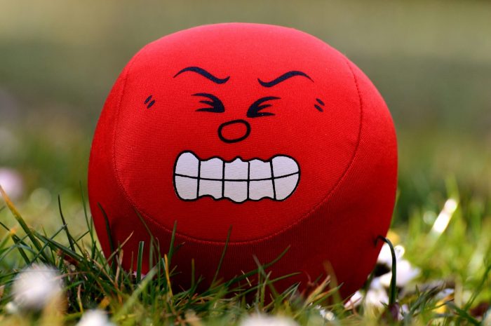 Roter Ball mit schmerzverzerrtem Gesicht