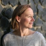Daniela Profil vor Steinmauer