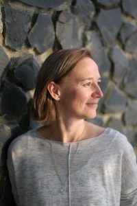 Daniela Profil vor Steinmauer