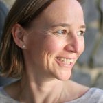 Daniela Halbprofil vor Steinmauer