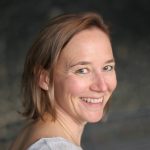 Daniela lächelt nach hinten in die Kamera gewandt