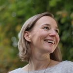 Daniela Halbprofil lächelt