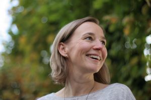 Daniela Halbprofil lächelt