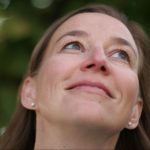 DAniela schaut nach oben in die Baumkrone