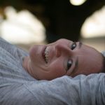 Daniela liegt auf der Hochwassermauer