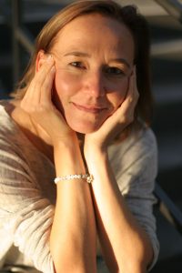 Daniela auf der Treppe