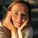 Daniela auf der Treppe