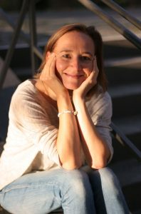 Daniela auf der Treppe