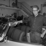 Tim zeigt auf ein Cabrio in der Schrauberwerkstatt