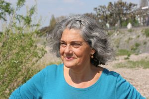 Christine schaut in die Ferne
