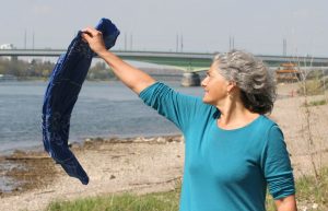 Christine lässt Schal im Wind fliegen