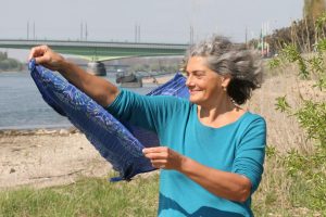 Christine lässt Schal im Wind fliegen