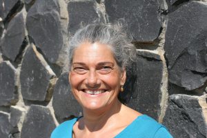 Christine mit Zopf an der Mauer