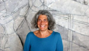 Christine vor Wandbild