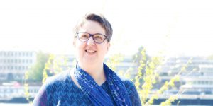 Annette lacht in der hellen Frühlingssonne