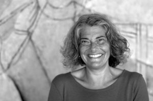 Christine lacht in die Kamera, schwarz-weiß