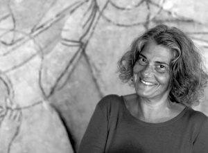 Christine lacht in die Kamera, schwarz-weiß