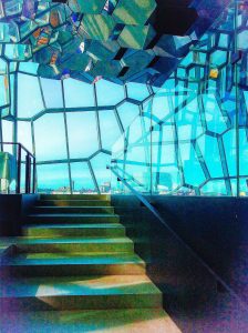 Treppe hoch zu Glasfromt fotografiert, Spiel mit Licht und Schatten