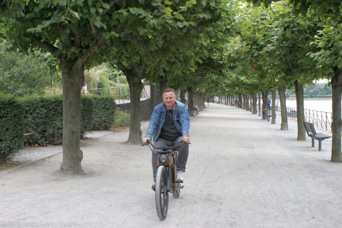 Gunnar auf dem eBike an der Rheinpromenade