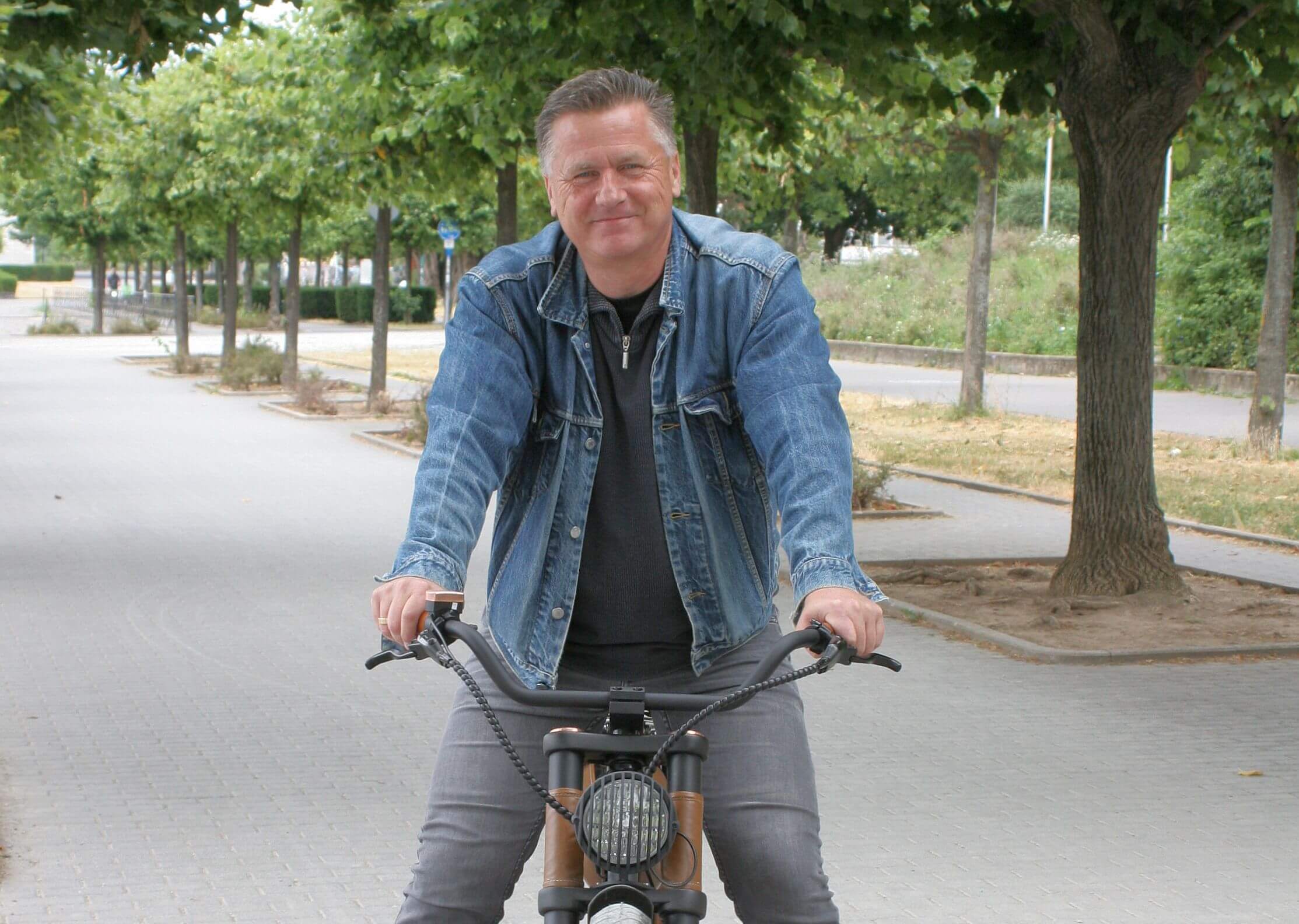 Gunnar Sohn mit seinem E-Bike in Bonn am Rhein
