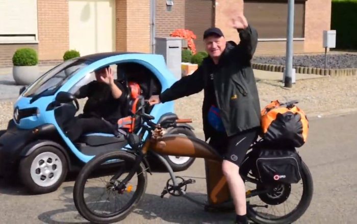 Screenshot aus dem Video vom Abschied aus Maasmedchelen von Michael Zachrau: Guido im Twizy und Gunnar auf dem E-Bike winken