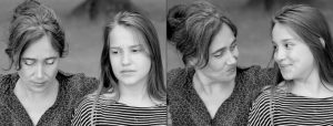 Doppelseite: Mutter und Tochter sitzen nebeneinander, einmal beide nachdenklich zu Boden schauend, einmal sich gegenseitig anlachend