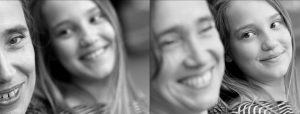 Doppelseite: Nahaufnahme Frau im Vordergrund scharf, Mädchen im Hintergrund unscharf schaut Frau lachend an und ähnliches Bild mit umgekehrtem Fokus